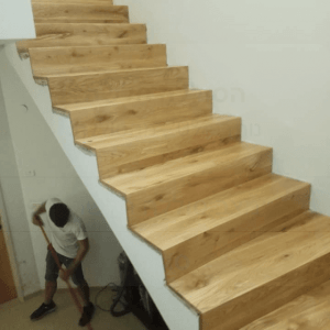 מדרגות עץ אורן 